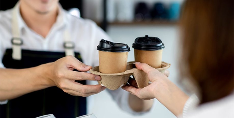 Кофе, кофе в стаканчике, неожиданная находка, паук в чашке, арахнофобия, новая фобия, мужчина нашел паука в напитке