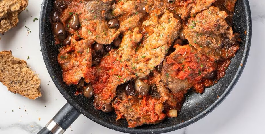 Страчетти, ломтики говядины с томатами и оливками