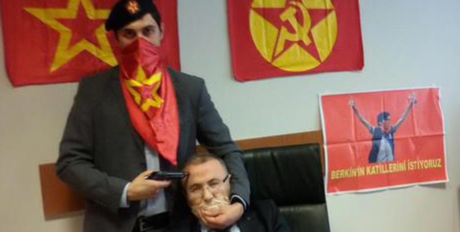 Мехмет Селим Кираз в заложниках