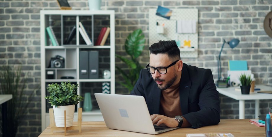 Мужчина за ноутбуком в интернете