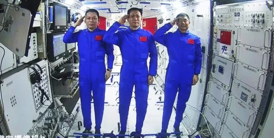 китайські астронавти