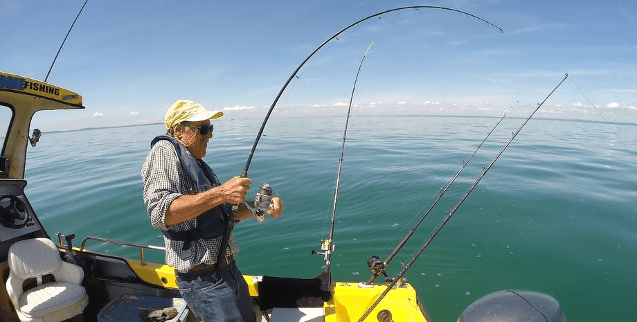 Огромная рыба выдернула рыбака из лодки и утащила в открытое море