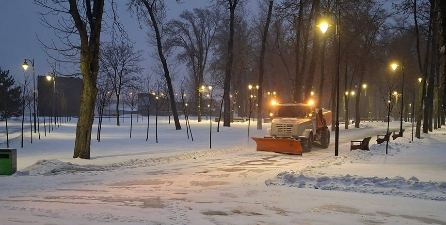 В Україні вирує негода: у школах продовжують канікули або переходять на дистанційне навчання