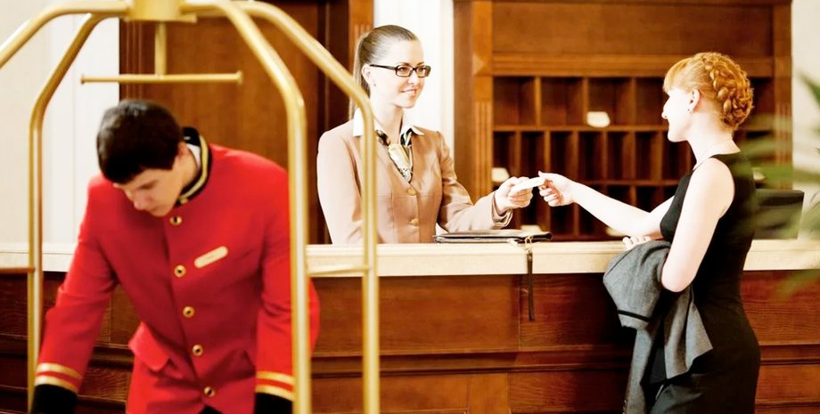 Готель, портьє, лобі готелю