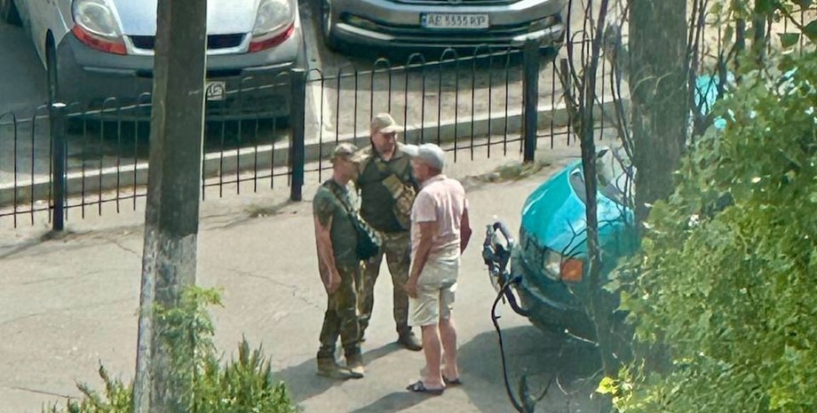 Сотрудники ТЦК и гражданские граждане во время мобилизационных мероприятий