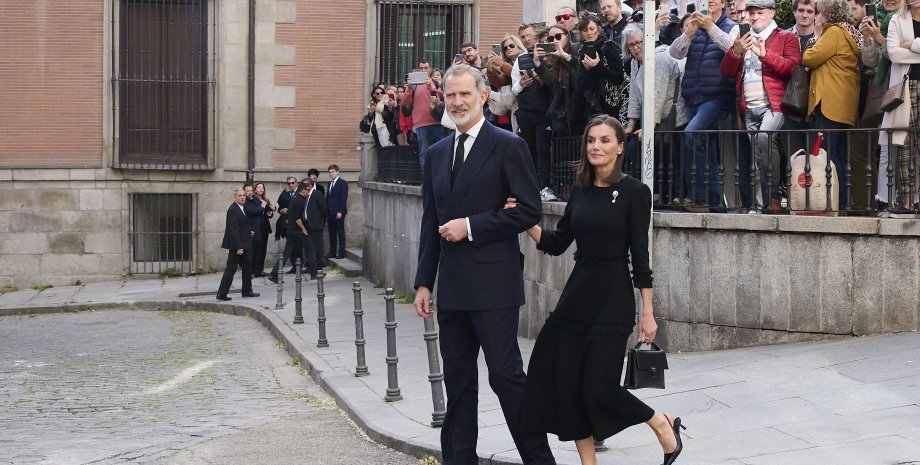 Король Филипп VI и королева Летиция, королева летиция стиль, похороны Фернандо Гомеса-Асебо, король Испании жена