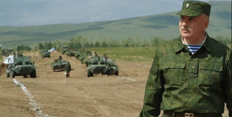 Российский генерал Макаревич на фоне военной техники во время полевых учений Российский генерал Олег Макаревич стоит на полигоне перед колонной бронетехники во время учений