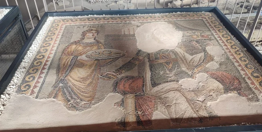 На мозаике изображены сокровища Трои