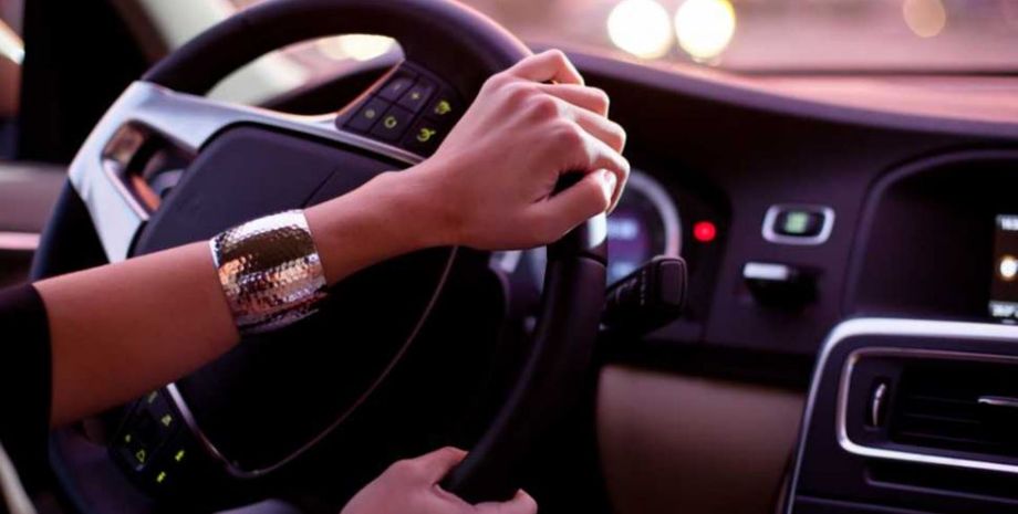 Жінка хотіла викрасти автомобіль, але не могла розібратися з механічною коробкою передач, курйозне відео