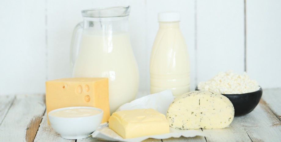 Молоко, твердий сир, кисломолочний сир, моцарела Молочні продукти на столі