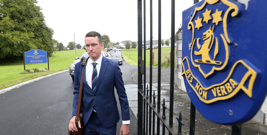 Скандал у школі, конфлікт з учнем, учень-трансгендер, відсторонили від роботи, повернувся до школи, суд, сидів у порожньому класі