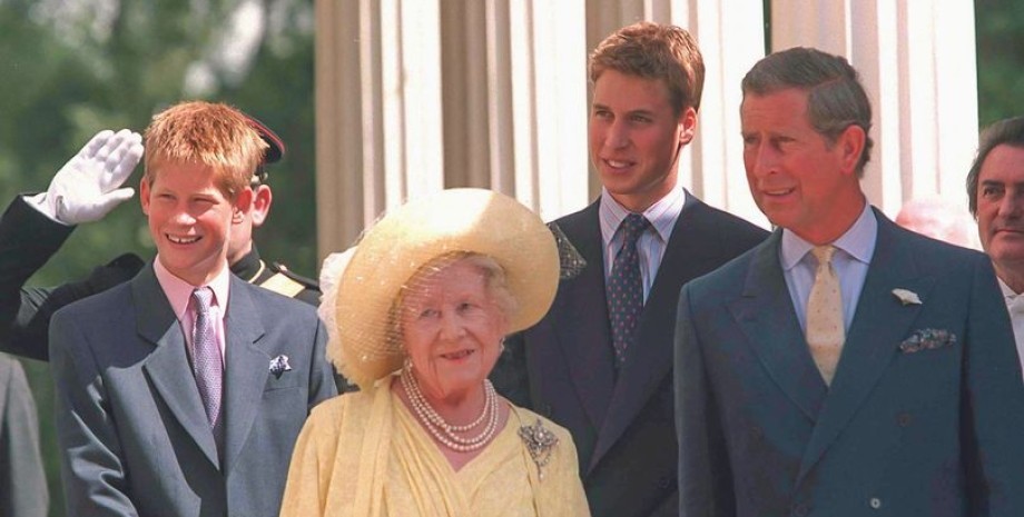 Принцы Уильям, Гарри и Чарльз с королевой-матерью