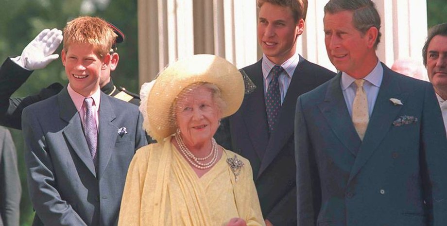 Принци Вільям, Гаррі і Чарльз з королевою-матір'ю