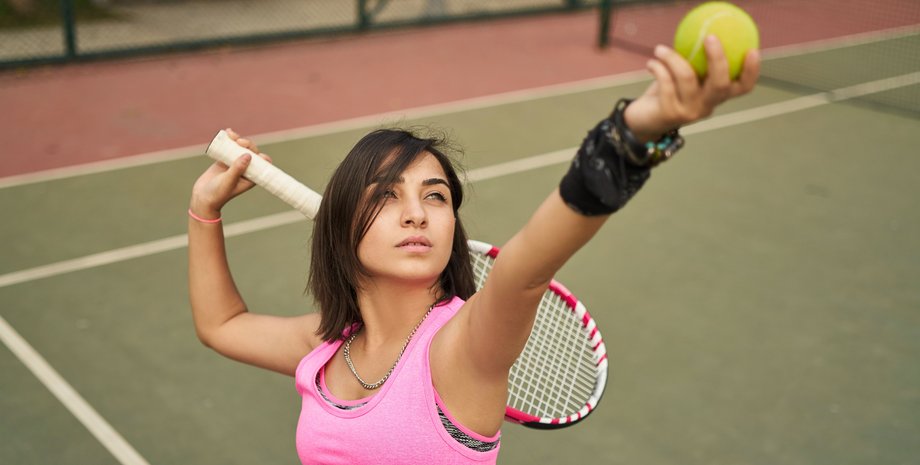 Теннисистка на корте, большой теннис