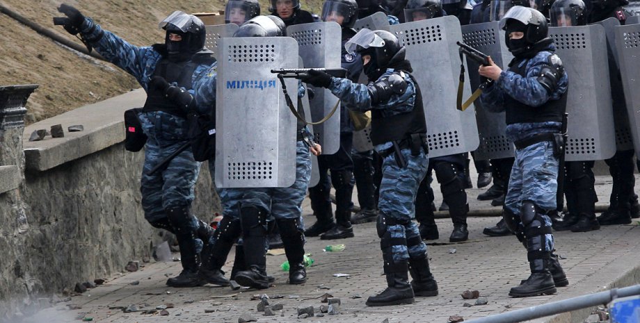 "Беркут" стреляет по протестующим евромайдановцам / Фото: AP