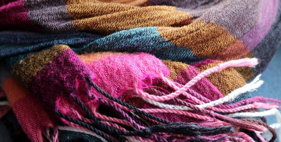 шарф як затишний аксесуар, шарф як доповнення до гардероба, шарф як акцент в образі