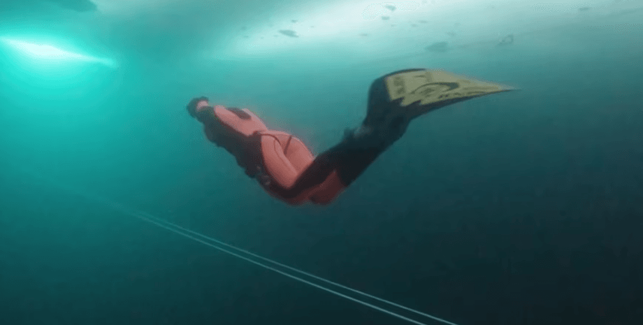 Плавчиня, світовий рекорд, пропливла під льодом, Валентина Кафолла, новий рекорд, повернула своє, без кисню, спортсменка