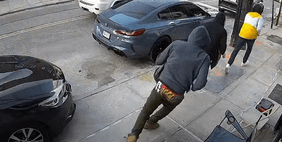 Яскрава спідня білизна, різнокольорові труси, спіймали злодія, грабіжник, злочинець, підозрюваний у пограбуванні, спущені штани