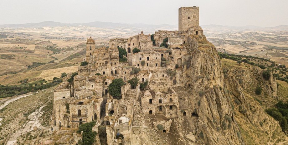 Один из самых захватывающих городов-призраков Европы скрывается на юге Италии