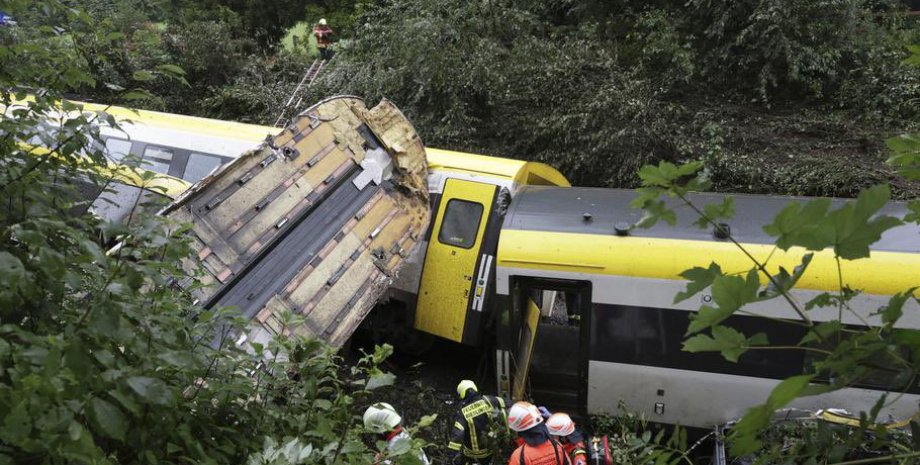 Пассажирский поезд сошел с рельсов в Германии пассажирский поезд авария Германия