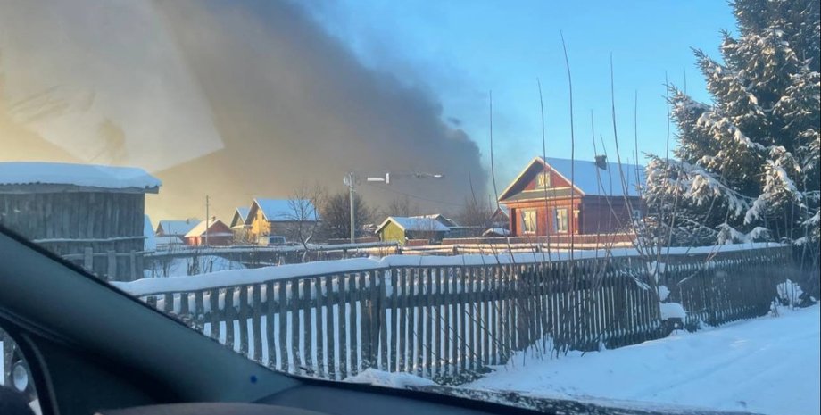 столб дыма поднимается над 100-м арсеналом ГРАУ в Костромской области РФ