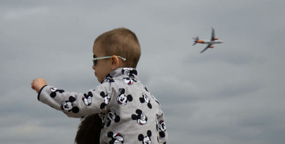 Семья бросила сына с просроченным паспортом в аэропорту после чего была задержана полицией