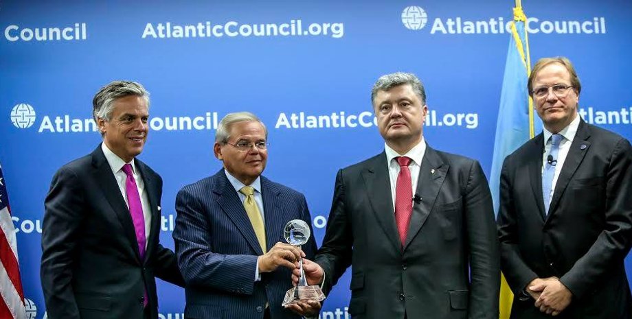 Петр Порошенко получает "Гражданина мира" / Фото: пресс-служба президента