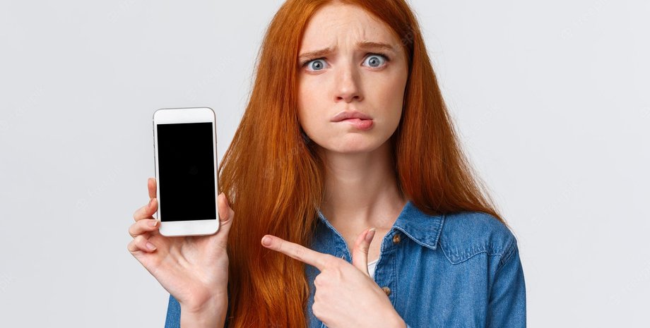 Женщина, смартфон, расстроена