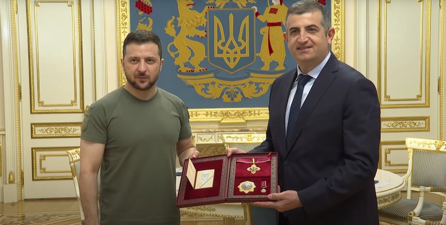 зеленский и байрактар, зеленский вручил орден байрактару