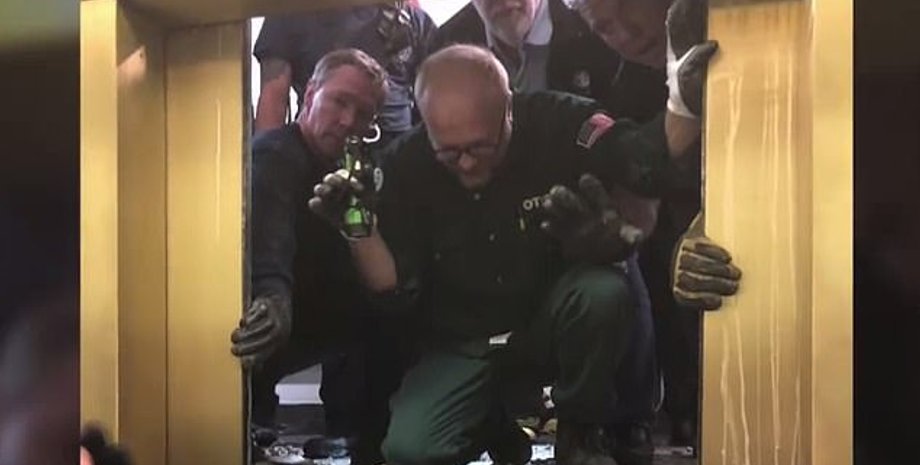 Спасатели открывают двери лифта/Фото: CBS Chicago