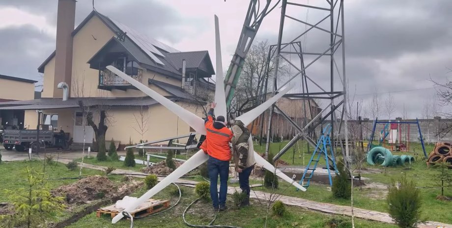 Українці встановлюють вітрогенератор Вітрогенератор - вітряк - вітряна електростанція