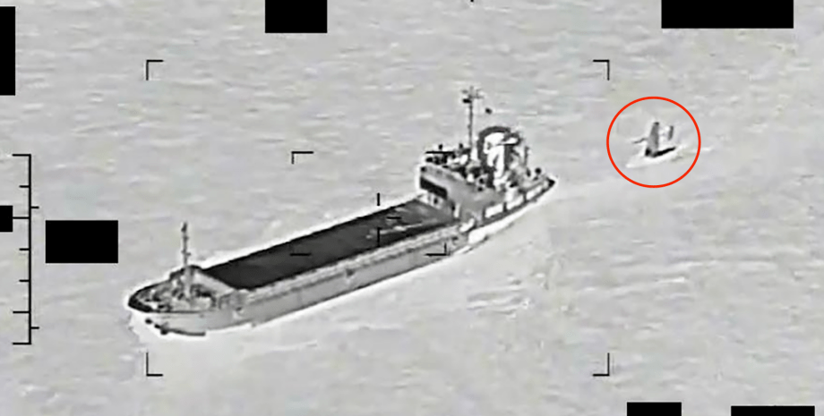 Иранское судно взяло на буксир беспилотное судно