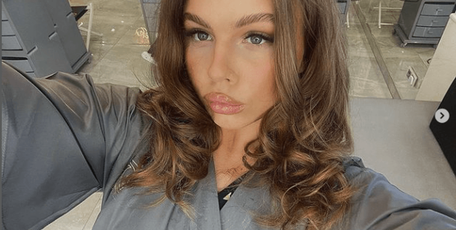 Дівчина попр юний вік вже два роки в стосунках