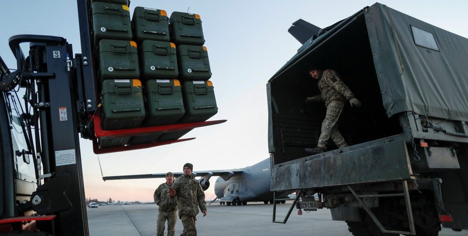 військова допомога Україні, військова допомога, військовий вантаж, розвантаження, допомога Україні, підтримка України