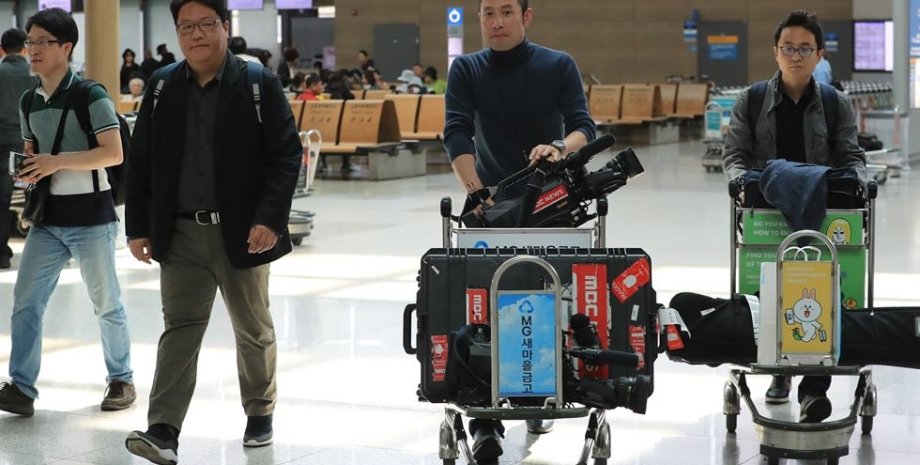 Южнокорейские репортеры в Международном аэропорту Инчхон / Yonhap