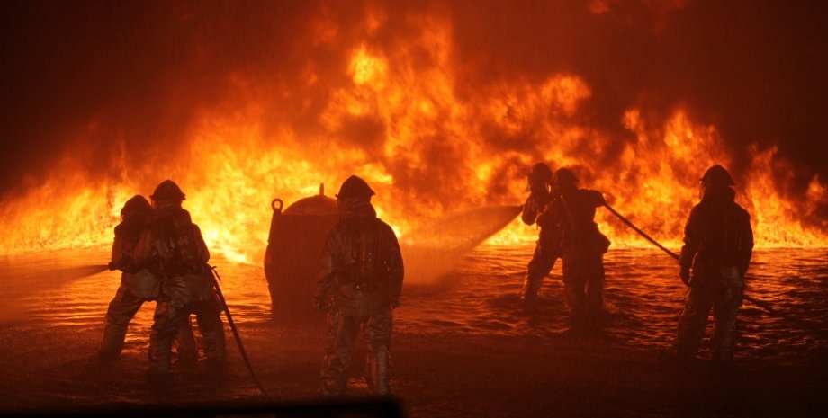 вогонь, вогнегасник, піна, пожежа, пожежна бригада, ефективність, емульгатор, мокра вода, Рим, підпал, страхова компанія