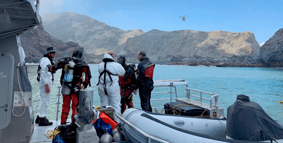 Пилот вертолета, пилот, извержение вулкана, накрыл смог, прыгнул в воду, пепел, пассажиры, туристы, остров Уайт, влкан