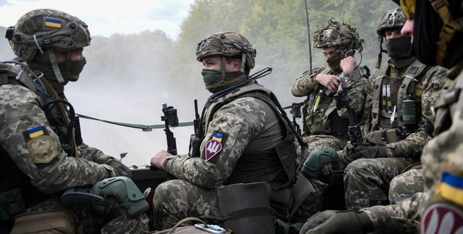 Украинские военные во время выезда на позиции