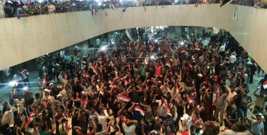 Толпа протестующих ворвалась в парламент Ирака / Фото из открытых источников
