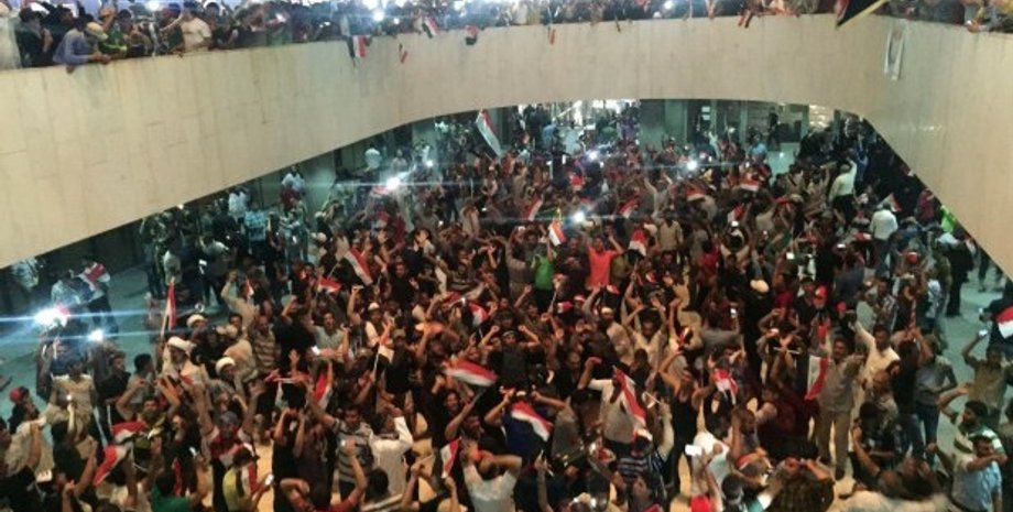 Толпа протестующих ворвалась в парламент Ирака / Фото из открытых источников