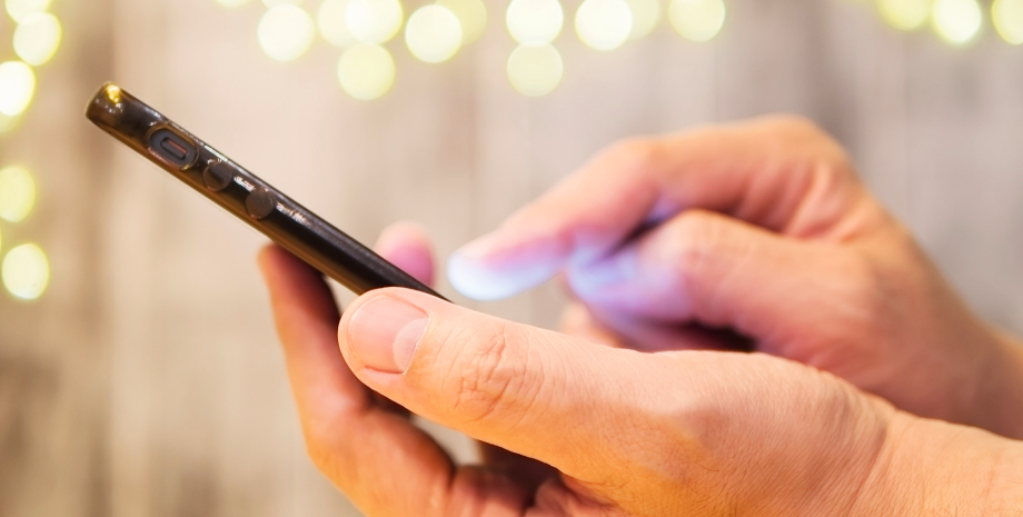 Смартфон в руках Мужчина держит смартфон