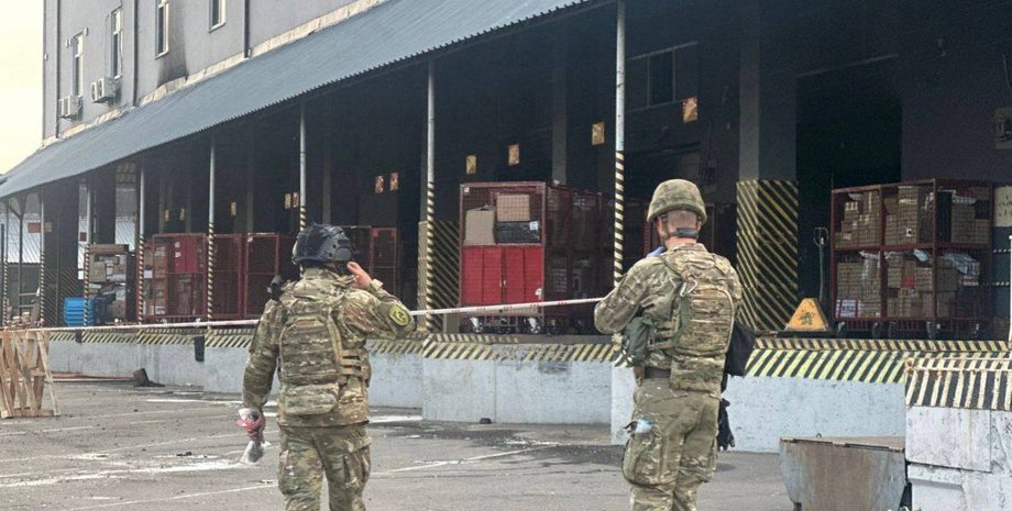 У Києві на території сортувального центру поштового оператора стався вибух під час огляду посилки.