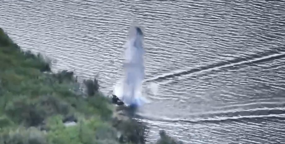 Водный скутер ВС РФ, скутер Днепр ВС РФ, ВСУ уничтожение скутера, ВСУ удар FPV-дрона, FPV-дрон попадание, FPV-дрон удар, FPV-дрон взрыв, Днепр FPV-дрон ВСУ