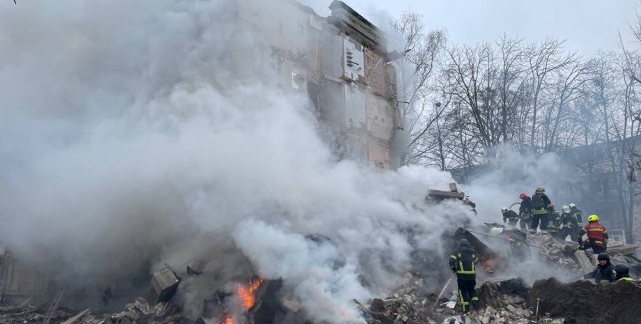 Після атаки російською авіабомбою загорілося відділення пошти та сім вантажних а...