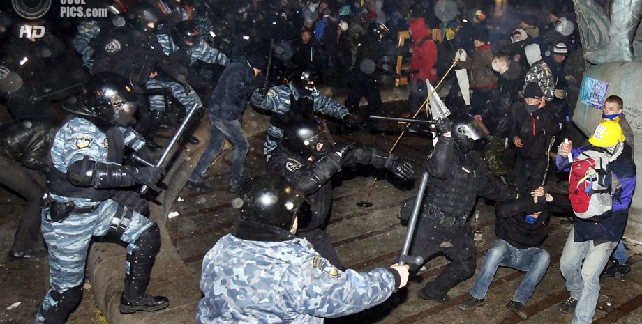 Разгон Евромайдана 30 ноября / Фото: STR/AFP/Getty Images