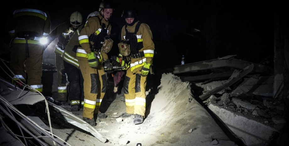 ГСЧС ликвидируют последствия атаки РФ в Мкиолаево ГСЧС ликвидируют последствия атаки РФ в Мкиолаево