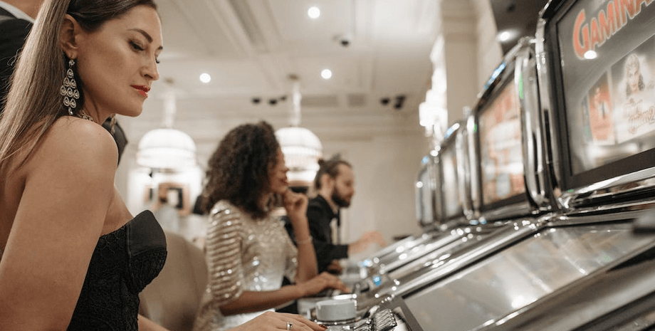 Женщина в казино, казино, игровые автоматы, женщины, азарт, деньги, ставки,