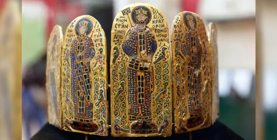 археологи нашли корону Мономаха