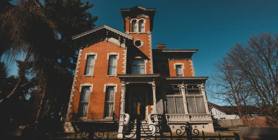 В Испании сквоттеры захватили дом, который им не принадлежит и установили сигнализацию