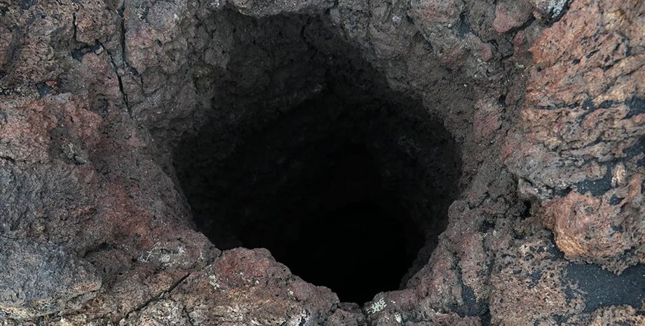 яма. бурение земли, яма в земле